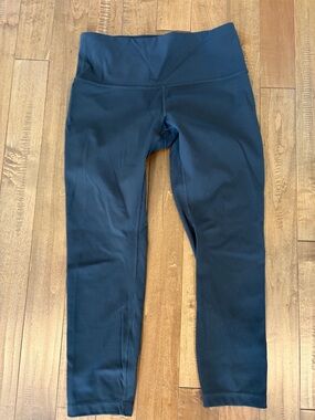 Lululemon Women’s Size 8 Gray Wunder Under Leggings 23” length.